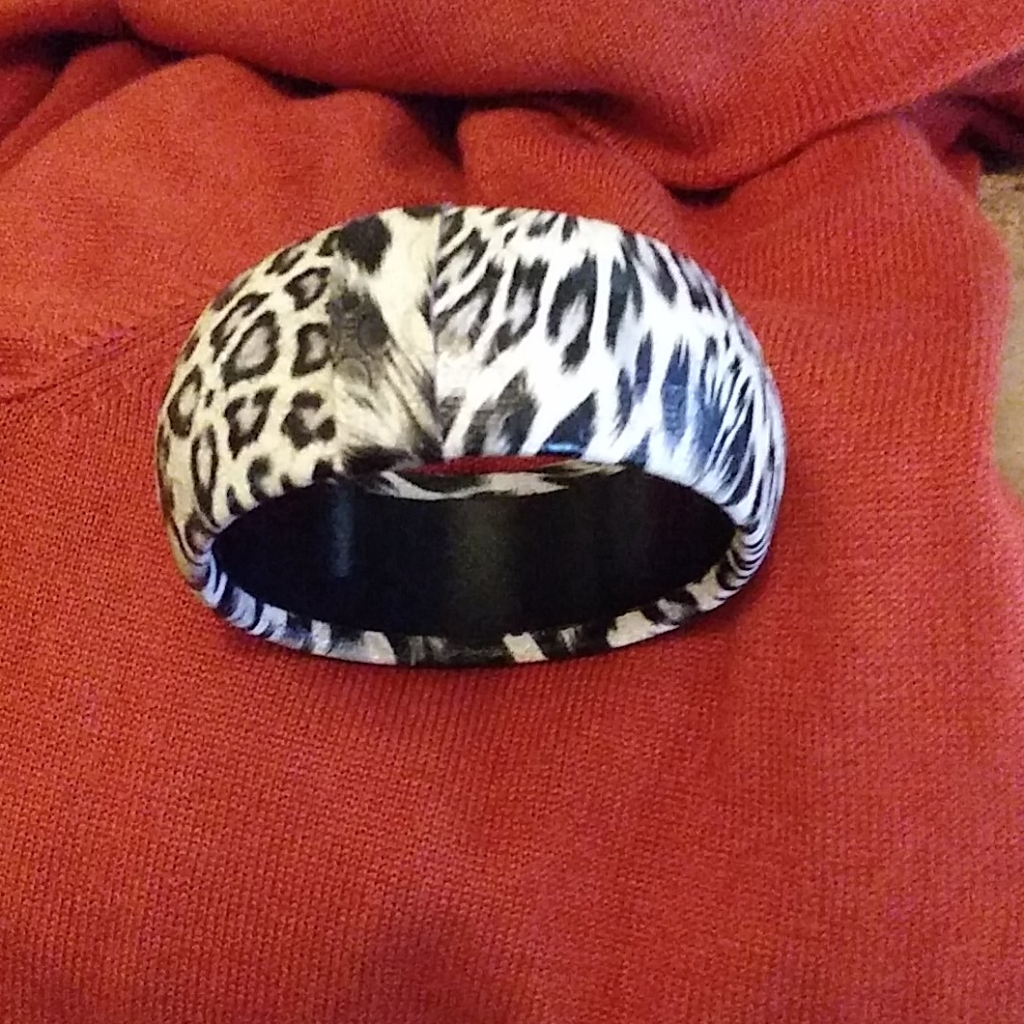 25 Inside Measure Gorgeous Animal Print Braclet 8$